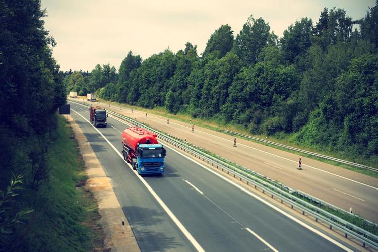 绿色货物运输自然复古德国公路上运输货物行驶中的卡车宣传照背景图片